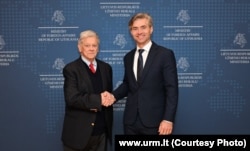 Прадстаўнік прэзыдэнта ЗША па Беларусі Джон Коўл (зьлева) і міністар замежных спраў Літвы Кястуціс Будрыс. Вільня, 14 верасьня 2026