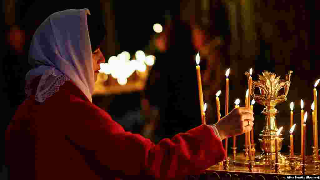 Vjernica pali svijeće u Katedrali Svetog Mihaila u Kijevu, u Ukrajini.
