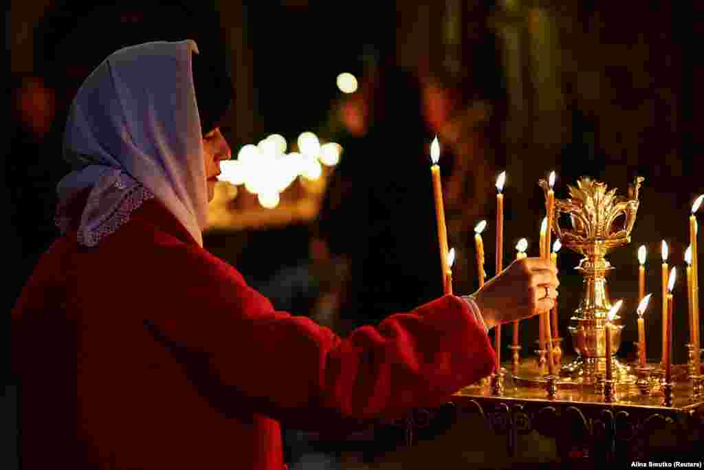 Një besimtare ndez qirinj në Katedralen e Shën Mikelit në Kiev të Ukrainës.