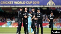 دا د نيوزيلېنډ او برتانیا کرکټ ټيمونه د ۲۰۱۹ز کال انځور دی.