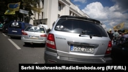 Згідно з чинним законодавством, штрафні санкції проти тих, хто не встигне розмитнити автомобілі з іноземною реєстрацією, мають почати діяти з 24 серпня