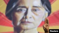 S prosvjeda na kojem se zahtijeva oslobađanje pritvorene liderice zemlje Aung San Suu Kyi, Jangon, Mjanmar (15. valječe)