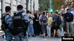 Прихильники партії «Яблуко» біля Верховного суду РФ під час слухання справи про недопущення кандидатів від від цієї партії до версневих парламентських виборів. Москва, Росія, 10 серпня 2026 року