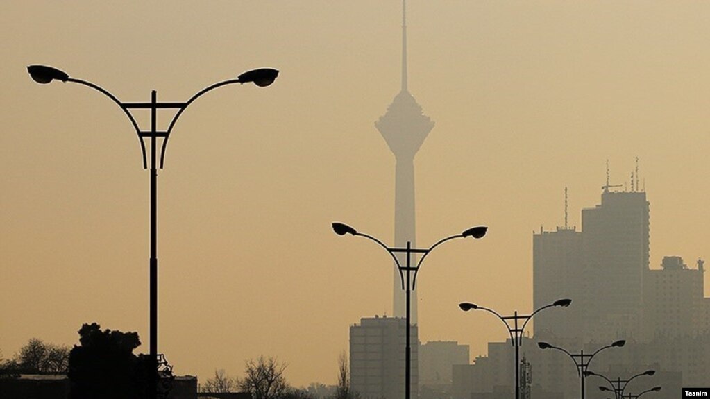 نمایی از برج میلاد تهران در میان دود