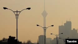 نمایی از برج میلاد تهران در میان دود