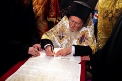 Вселенський патріарх Варфоломій підписує томос про автокефалію Православної церкви України (ПЦУ). Стамбул, 5 січня 2019 року