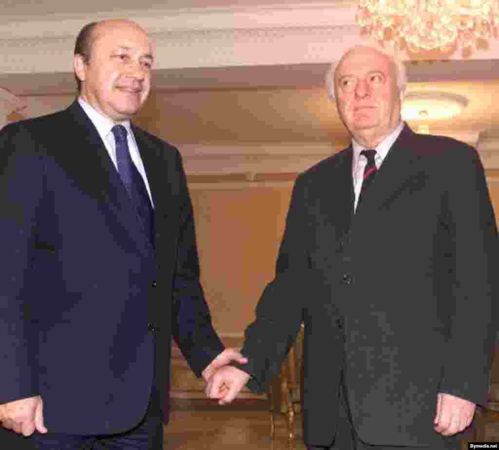 Rusiyanın Xarici İşlər naziri İgor İvanovla (solda) görüş, 23 noyabr 2003-cü il.&nbsp;