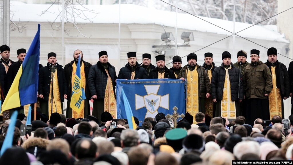 Співають військові капелани із різних православних церков