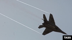 Ресейдің МиГ-29 жойғыш ұшағы Каспий теңізі маңындағы Ашулық полигонында ұшып жүр. 12 қыркүйек 2011 жыл. (Көрнекі сурет)