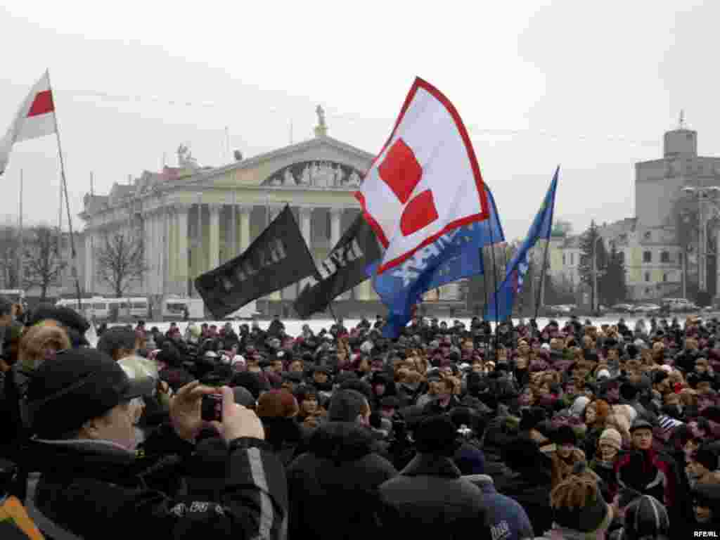 Более трех тысяч предпринимателей протестовали против указа, согласно которому с 1 января 2008 года они лишены права нанимать работников, за исключением близких родственников.