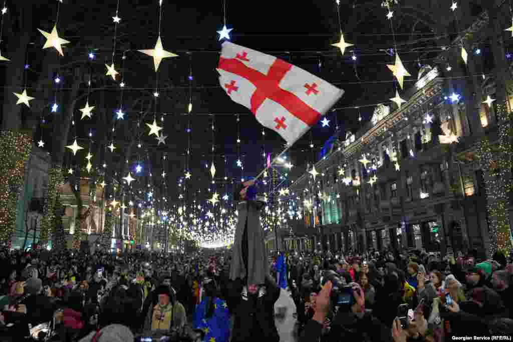 Demonstranti pod božićnom rasvjetom na aveniji Rustaveli, 21. decembra.