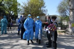 Узбекские медики провожают на реабилитацию выздоровевших от коронавируса пациентов.