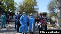 Өзбекстан медицина қызметкерлері коронавирустан жазылған пациенттерді сауықтыру курсына шығарып салып тұр. коронавируса пациентов.