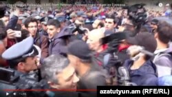 Erevan: poliția îl reține pe liderul opoziției, Nikol Pașinian, 22 aprile 2018 