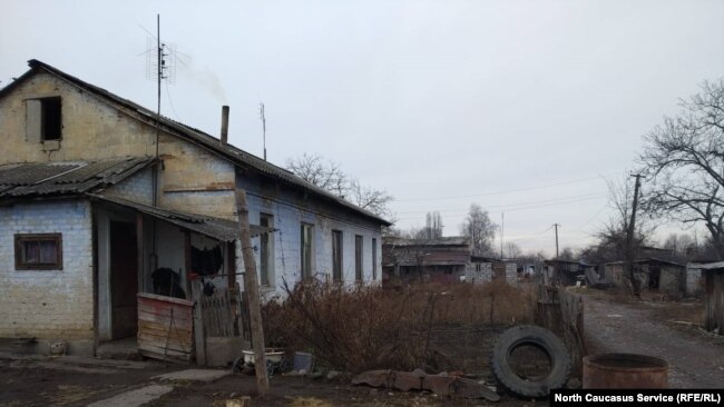 Дома у беженцев в Камбилеевском словно вот-вот развалятся