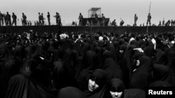 FILE PHOTO: Iranian women pray at the site in Masala square where the body to Ayatollah Khomeini lies in state, in Tehran, Iran, June 5, 1989. REUTERS/Yannis Behrakis