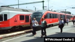 Utasok érkeznek a főváros Déli pályaudvarára a MÁV-csoport egyik modern Siemens Desiro szerelvényén 2020. július 4-én. Fotó: MTVA / Jászai Csaba