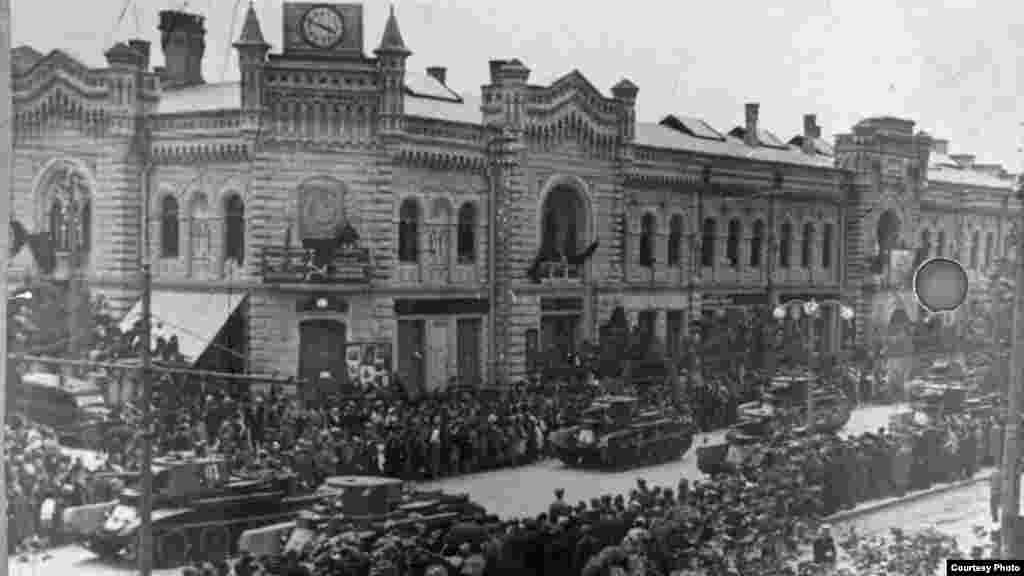Imagine de la parada militară organizată la Chișinău de sovietici la 4 iulie 1940 (Source: ANM).