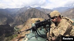 Lunetist american pe o culme strategică în Afghanistan, provincia Kunar