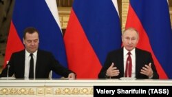 Президент России Владимир Путин (слева) и премьер-министр Дмитрий Медведев.