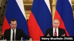 Президент России Владимир Путин (слева) и премьер-министр Дмитрий Медведев.