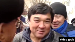 Ыкылас Кабдуакасов, приговоренный к ограничению свободы по обвинению в разжигании розни, у здания суда. Астана, 9 ноября 2015 года.