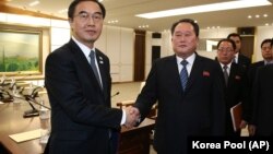 Представитель Южной Кореи Чо Мен Гюн (слева) и представитель КНДР Ри Сон Гвон, 9 января 2018 год 