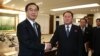 Министр по делам объединения РК Че Мен Гон (слева) и глава делегации КНДР Ри Сон Гвон после встречи в Памунджоме