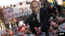 Акция протеста в Берлине: мягкие игрушки в «крови» символизируют погибших из-за российских атак детей в сирийском Алеппо, 20 октября 2016 года 