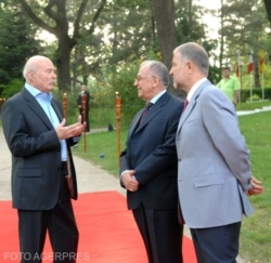 Cu Ion Iliescu și Victor Opaschi, când a primit un premiu de la Fundația Dan Voiculescu de 300.000 de lei