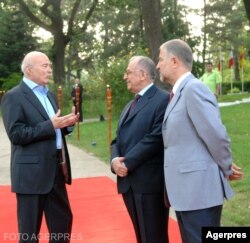 Cu Ion Iliescu și Victor Opaschi, când a primit un premiu de la Fundația Dan Voiculescu de 300.000 de lei