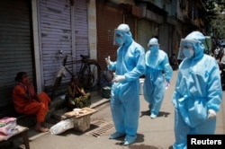 Врачи подбирают больных в Мумбае, на улицах в трущобе Дхарави – одной из самых больших во всей Азии