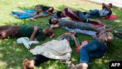 Мигранти одмараат во паркот во Градско.