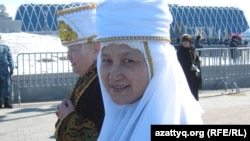 Қазақтың ұлттық киімін киген әйел наурыз мейрамы кезінде. Астана, 22 наурыз 2011 жыл.