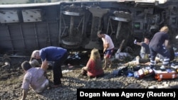 Спасатели и медики у места схода пассажирского состава с рельсов в районе Чорлу в турецкой провинции Текирдаг