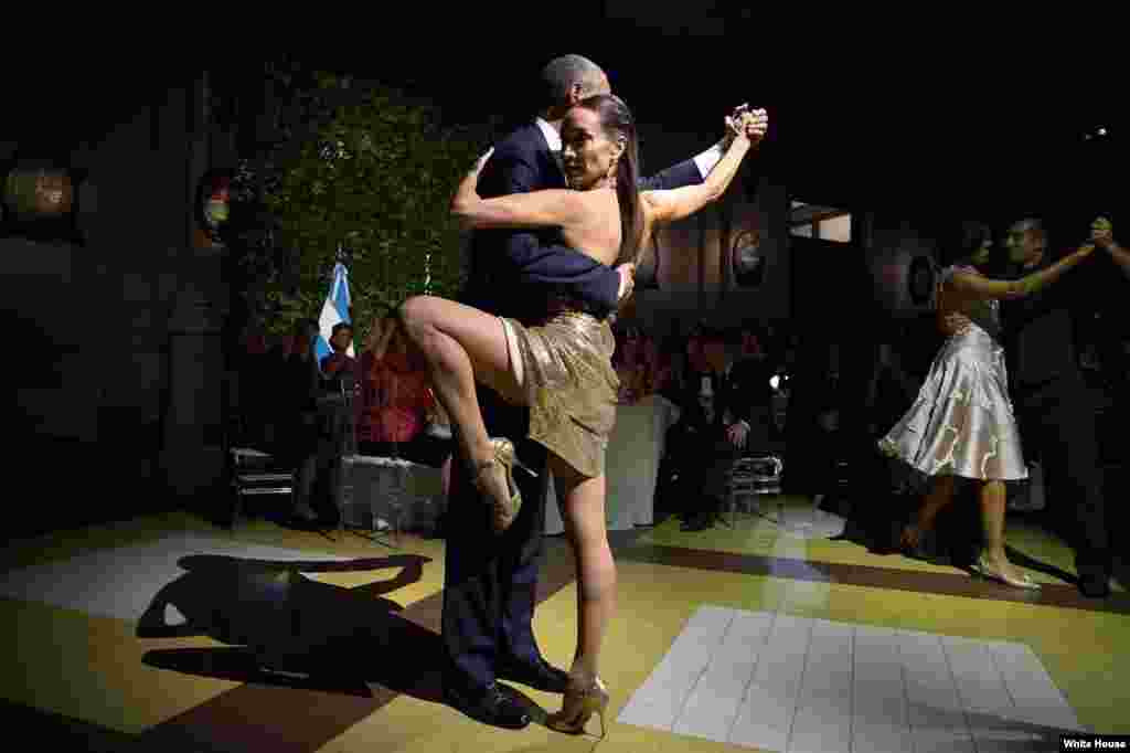 Президент США и его супруга танцуют танго, каждый&nbsp;&ndash;​&nbsp;с профессиональным танцором. Президент Аргентины Маурисио Макри дает обед, Буэнос-Айрес, 23 марта 2016 года.&nbsp;