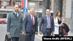 Dragoljub Simonovics (balról a második) tart a bíróságra 2019 május 24-én. A férfit elítélték, amiért felgyújttatta Milan Jovanovics újságíró házát. 