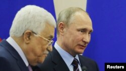 Russian President Vladimir Putin (right) and Palestinian President Mahmud Abbas after a meeting in Sochi in May 2017