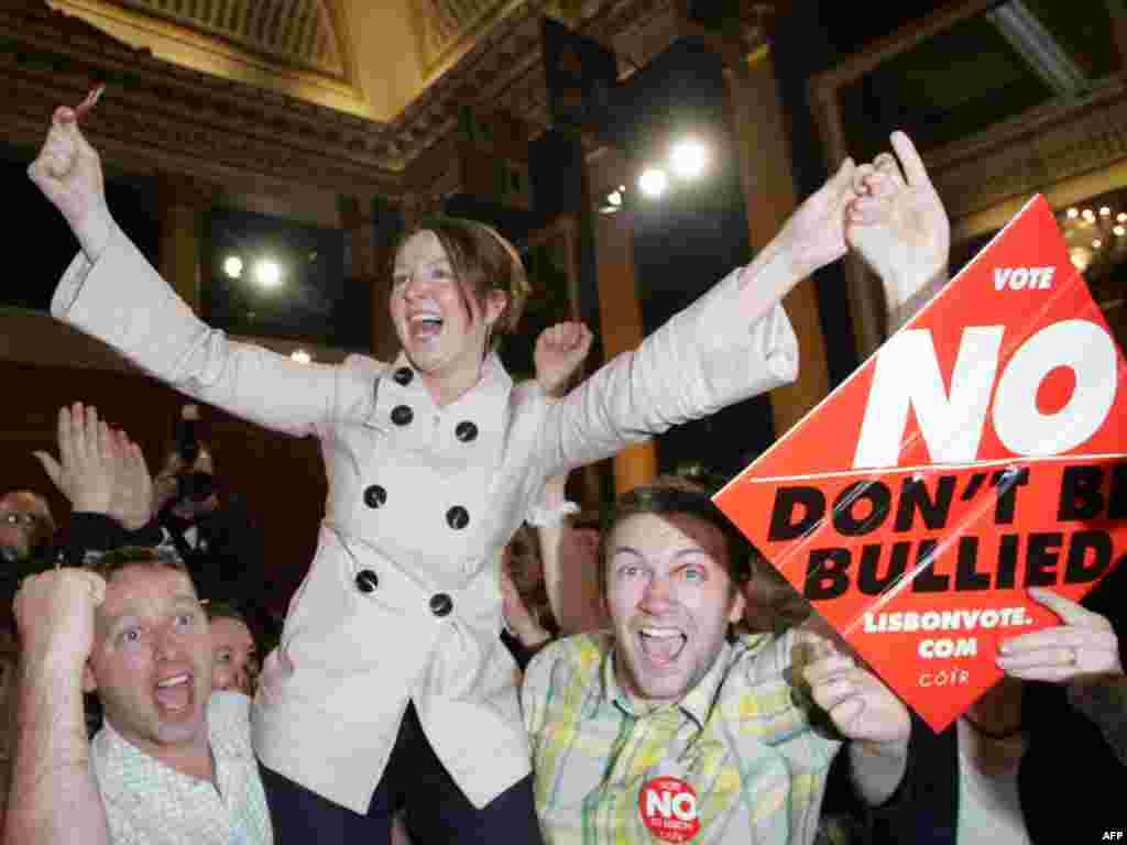 Ireland rejects EU Lisbon Treaty - Supporters of the 'no' vote celebrate after the Lisbon Treaty was rejected at the Royal Dublin Society (RDS) in Dublin, on 13 June 2008. 