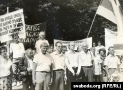 Ілюстрацыйнае фота. 27 ліпеня 1992 году, у гадавіну прыняцьця Дэклярацыі аб дзяржаўным сувэрэнітэце БССР. На фота: Юры Хадыка, Вінцук Вячорка, Лявон Баршчэўскі, Генадзь Банкевіч