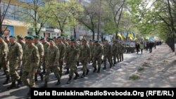 Украинские солдаты в городе Черкассы участвуют в памятном марше в честь погибших в войне в Донбассе. 14 апреля 2016 года. 