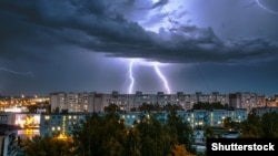 Минулого вечора центр Києва знову підтопило через зливу, схожа ситуація була і в ніч на 16 серпня
