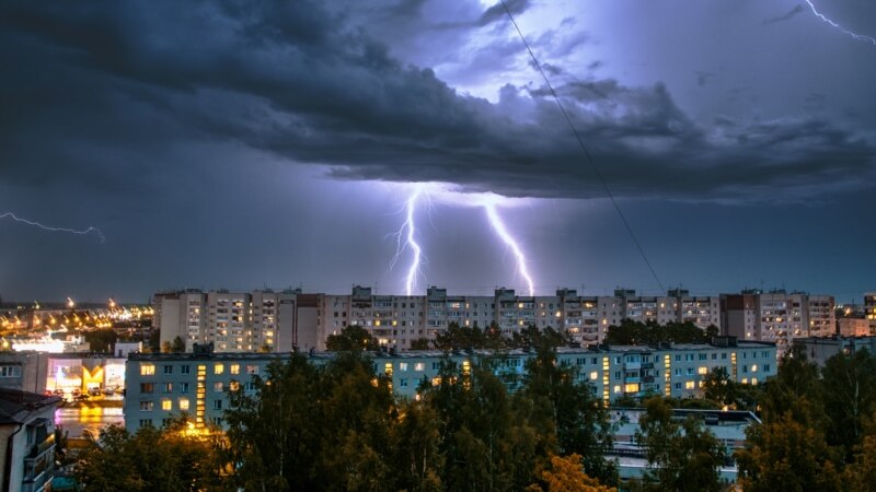 Непогода в Крыму: под Керчью строителя ударила молния – СМИ