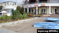 Наслідки демонтажу намету на набережній Ялти, в якому проходило льодове шоу Тетяни Навки «Попелюшка»