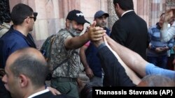 Опозиційний лідер Нікол Пашинян вітається зі своїми прихильниками, Єреван, Вірменія, 2 травня 2018 року