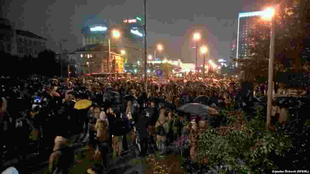 Ubrzo nakon 20 sati policija je blokirala saobraćajnicu u oba smjera i građani su nastavili protest na cesti.