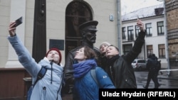 Під час флешмобу дівчата почали цілувати та «зігрівати» пам’ятник мінському городовому своїми обіймами. Та невдовзі підійшла міліція