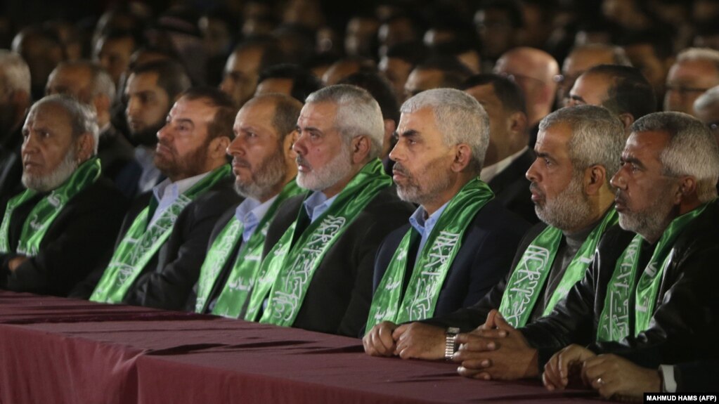 یحیی سنوار رهبر جدید حماس در غزه (نفر سوم از راست) در کنار اسماعیل هنیه رهبر پیشین این جنبش در غزه.