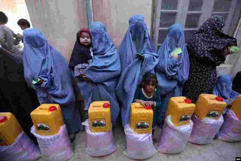 Afghan women receive food rations during the Islamic holy month of Ramadan in Herat. (epa/Jalil Rezayee)