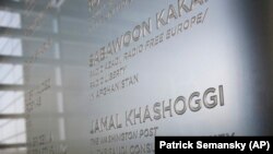 Numele jurnalistului Jamal Khashoggi pe zidul memorial al Muzeului Jurnalismului de la Washington, 3 iunie 2019